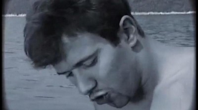 Играет с огромное