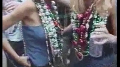 Мужика жестко ебет толпа